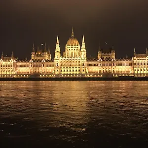 Downtown With Balcony & Optional Garage & Restaurant In The Building Apartment Budapest